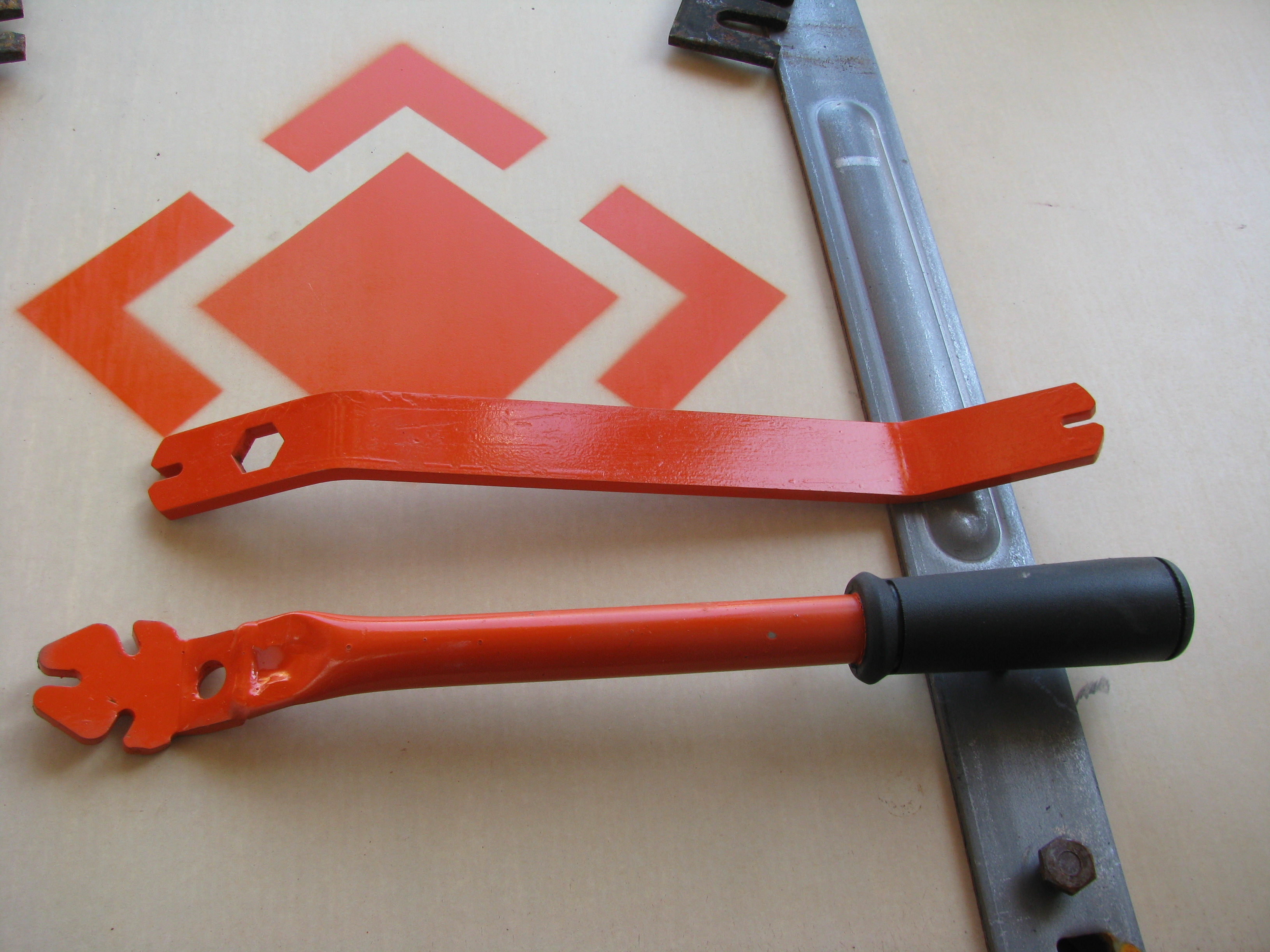Regular and rubber tie break-off tool